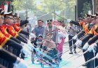 Disambut Pedang Pora dan Atraksi Budaya, Irjen Pol Dekananto Eko Purwono, S.I.K., M.H., Resmi Pimpin Polda Jatim