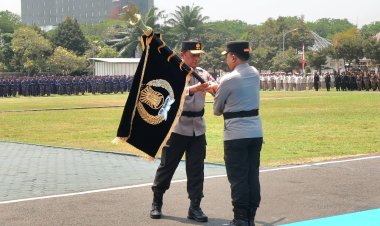 Simbol Estafet Kepemimpinan, Pataka "Bhayangkara Satya Abhiyukta" Diserahkan kepada Irjen Pol Dekananto Eko Purwono, S.I.K,. M.H.
