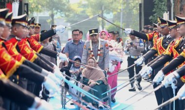 Disambut Pedang Pora dan Atraksi Budaya, Irjen Pol Dekananto Eko Purwono, S.I.K., M.H., Resmi Pimpin Polda Jatim