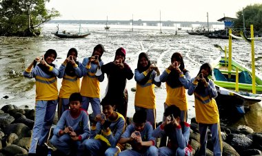 Pelajar SMPN 37 Surabaya Turun ke Tambak Wedi: Belajar Menjaga Laut dari Memungut Sampah