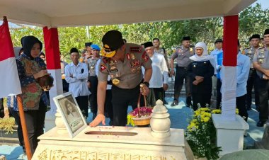 Kapolri Ziarah ke Makam Marsinah dan Kunjungi Museum di Nganjuk