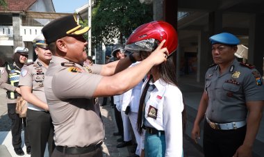 Polisi Bersama Masyarakat: Aksi Simpatik Polres Jember Edukasi Keselamatan Berkendara