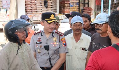Polisi Bersama Masyarakat : Kapolresta Sumenep Blusukan di Pasar Anom Serap Aspirasi dan Perkuat Kamtibmas