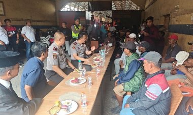 Cangkrukan Kamtibmas, Kapolres Pelabuhan Tanjung Perak Serap Aspirasi Pekerja Pasar Pabean