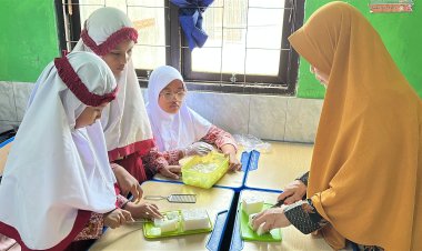 Kreatif dan Sehat: Siswi SD Muhammadiyah 13 Surabaya Racik Salad Buah Segar
