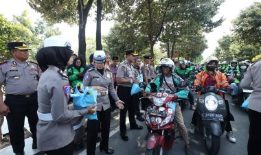 Jumat Berkah, Polda Jatim Salurkan 600 Paket Sembako untuk Pengemudi Ojol