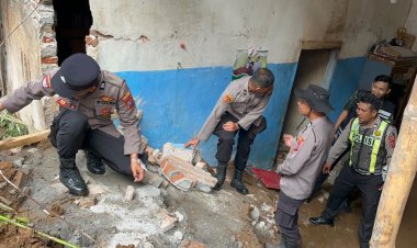 Gerak Cepat Polres Lumajang Bantu Bersihkan Permukiman Terdampak Longsor di Pronojiwo