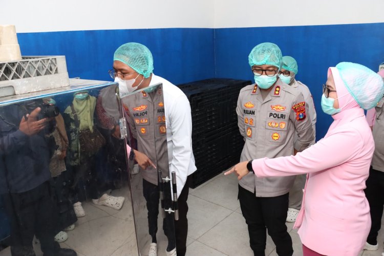 Pastikan Higienis, Kapolres Malang AKBP Rulian Syauri, Cek Pilot Project MBG Konsep Prasmanan