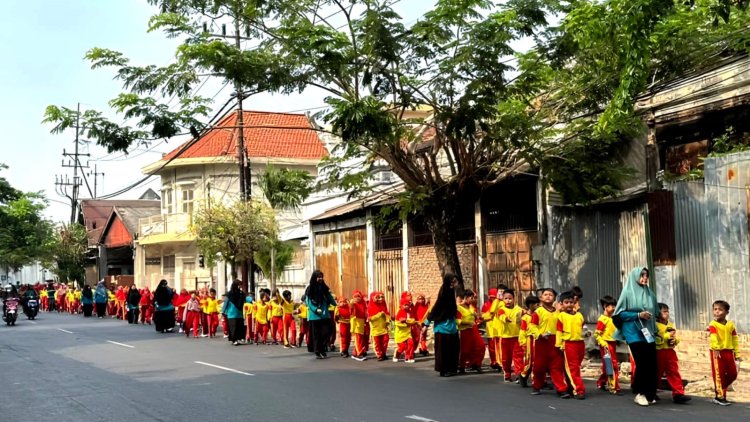Ratusan Siswa SD Muhammadiyah 13 Surabaya Taklukkan Tantangan 1.000 Langkah di “Jusceri”