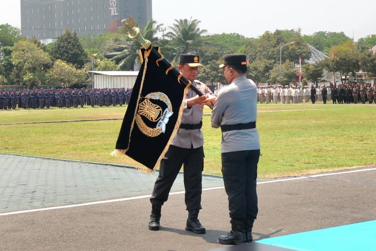 Simbol Estafet Kepemimpinan, Pataka "Bhayangkara Satya Abhiyukta" Diserahkan kepada Irjen Pol Dekananto Eko Purwono, S.I.K,. M.H.