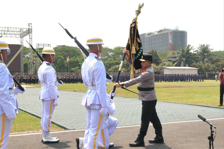 Simbol Estafet Kepemimpinan, Pataka "Bhayangkara Satya Abhiyukta" Diserahkan kepada Irjen Pol Dekananto Eko Purwono, S.I.K,. M.H.