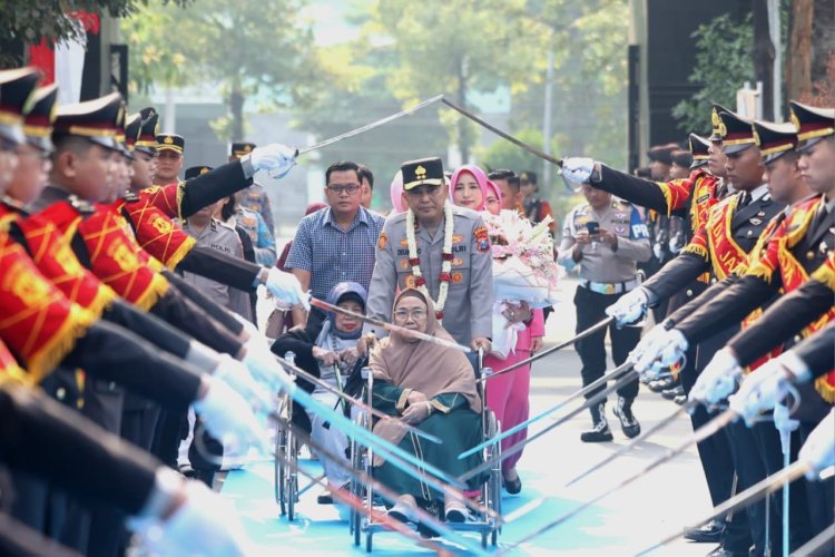 Disambut Pedang Pora dan Atraksi Budaya, Irjen Pol Dekananto Eko Purwono, S.I.K., M.H., Resmi Pimpin Polda Jatim