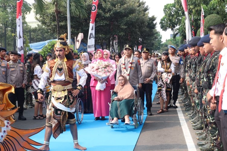 Disambut Pedang Pora dan Atraksi Budaya, Irjen Pol Dekananto Eko Purwono, S.I.K., M.H., Resmi Pimpin Polda Jatim