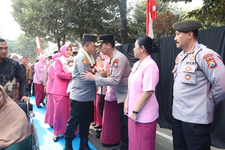 Disambut Pedang Pora dan Atraksi Budaya, Irjen Pol Dekananto Eko Purwono, S.I.K., M.H., Resmi Pimpin Polda Jatim