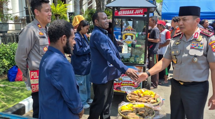 POLSEK GUBENG GEROBAK JUPE RAMAIKAN AKSI BERBAGI MAKAN GRATIS DI POLRESTABES SURABAYA