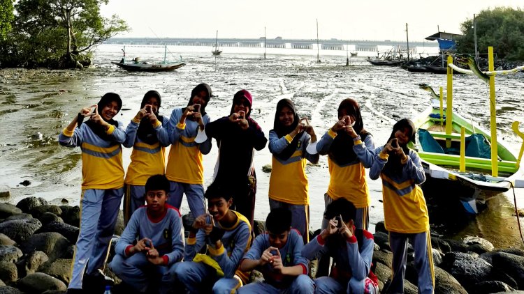 Pelajar SMPN 37 Surabaya Turun ke Tambak Wedi: Belajar Menjaga Laut dari Memungut Sampah