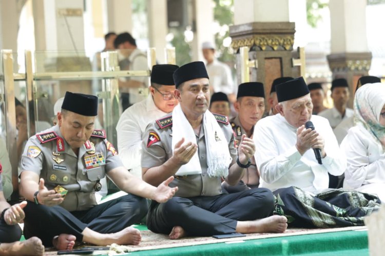 Perkuat Sinergi Ulama dan Umara, Kapolri Silaturahmi ke Ponpes Tebuireng dan Ziarah Makam Gus Dur