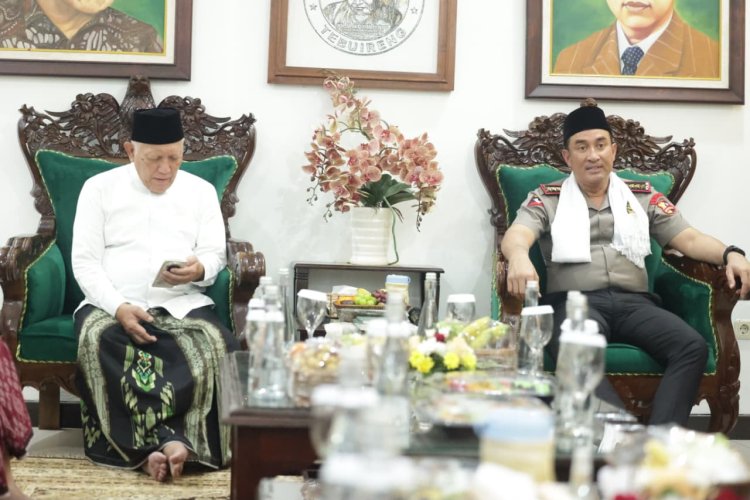Perkuat Sinergi Ulama dan Umara, Kapolri Silaturahmi ke Ponpes Tebuireng dan Ziarah Makam Gus Dur