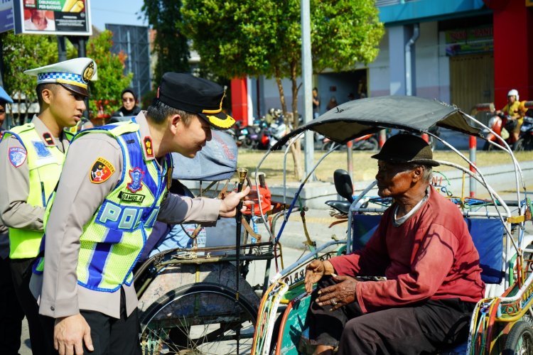 Rangkul Abang Becak, Polres Ponorogo Wujudkan Semangat 'Polisi Bersama Masyarakat' Tanpa Sekat