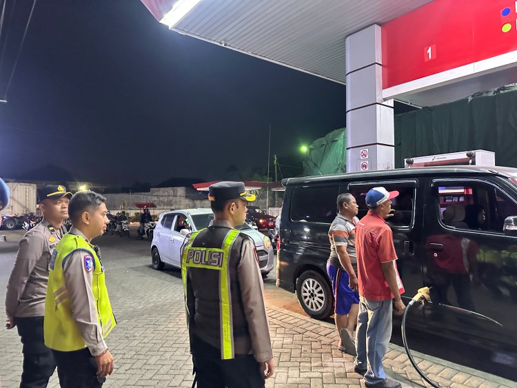 Kapolres Pasuruan Patroli Cek Langsung sejumlah SPBU , Pastikan Stok BBM Aman dan Antrean Normal
