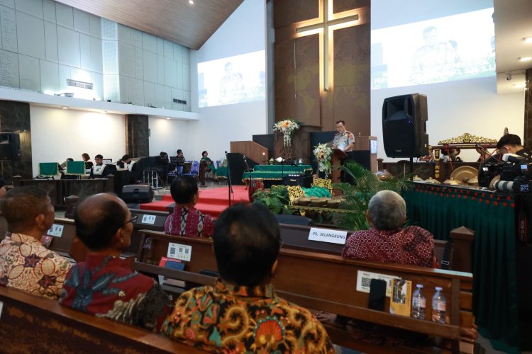 Wakapolda Jatim Gelar Minggu Kasih di GKJW Waru Sidoarjo, Ingatkan Bahaya Hoaks dan Bullying
