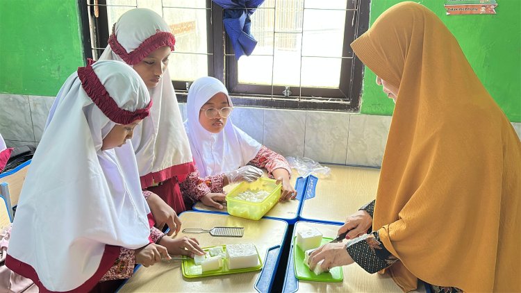 Kreatif dan Sehat: Siswi SD Muhammadiyah 13 Surabaya Racik Salad Buah Segar