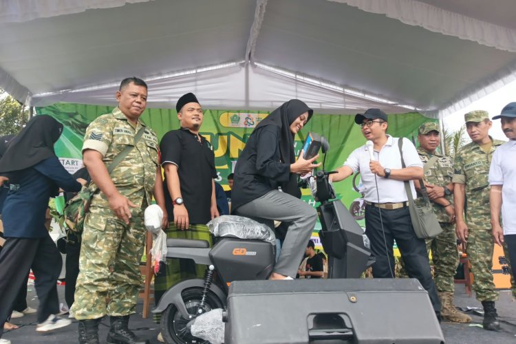 TNI-Polri Kawal Jalan Sehat Harlah Ponpes Qomarul Hidayah Trenggalek
