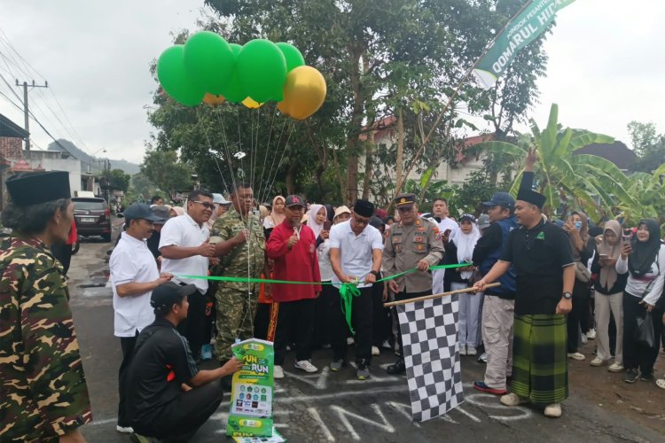 TNI-Polri Kawal Jalan Sehat Harlah Ponpes Qomarul Hidayah Trenggalek