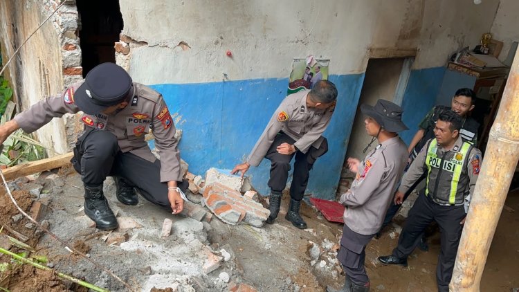 Gerak Cepat Polres Lumajang Bantu Bersihkan Permukiman Terdampak Longsor di Pronojiwo