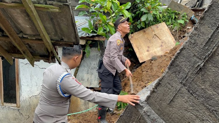 Gerak Cepat Polres Lumajang Bantu Bersihkan Permukiman Terdampak Longsor di Pronojiwo